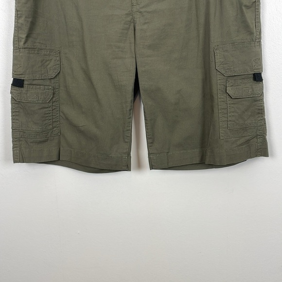 Akademiks Mens XL Cargo Shorts 8 Pockets Attached Front Belt Cotton Green Shorts - Picture 2 of 9